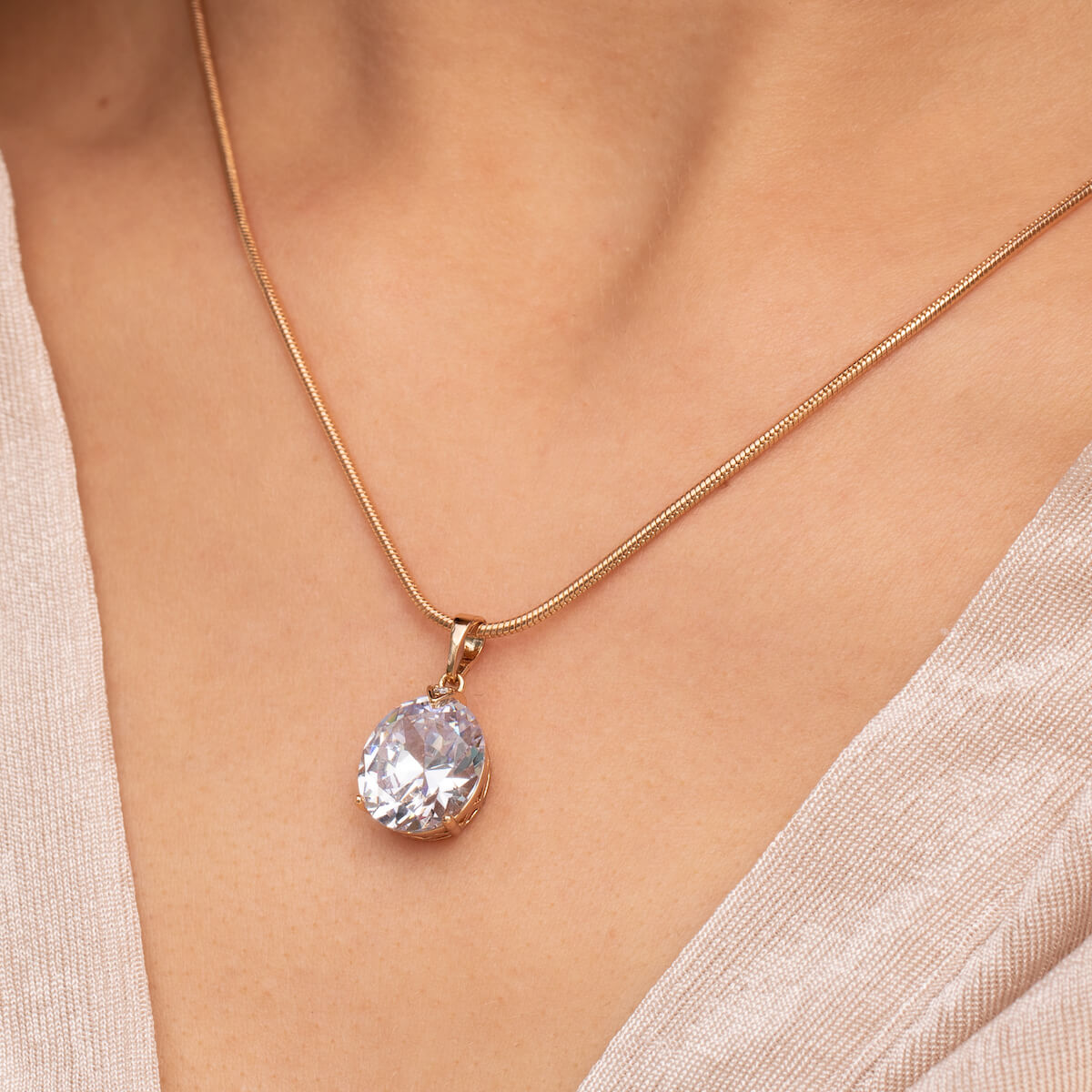 Necklace with a classic pendant