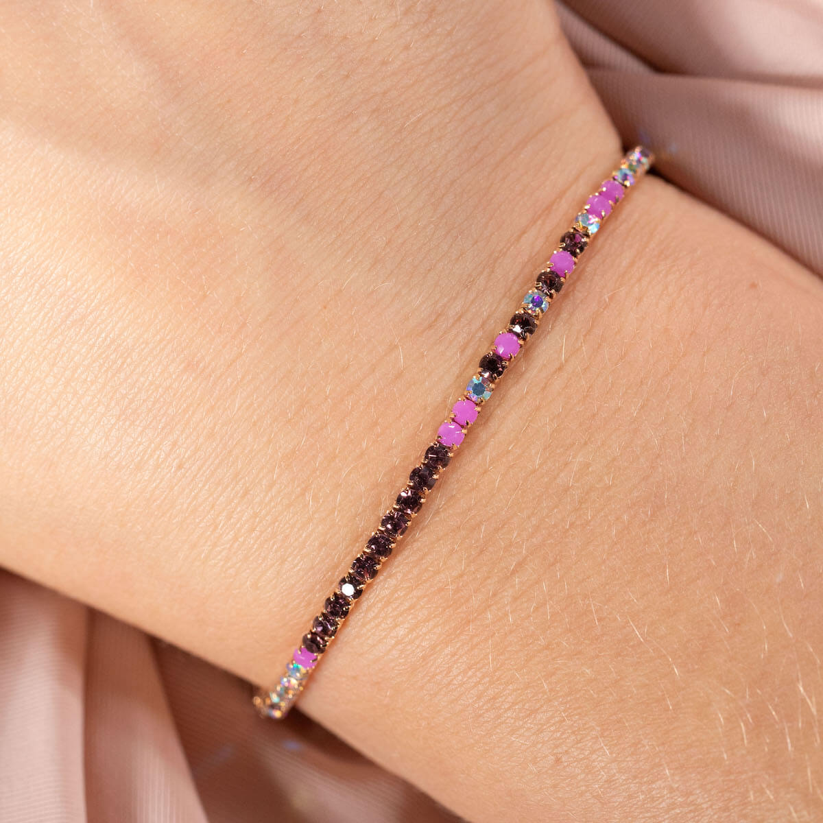 Small crystal hand chain with hearts