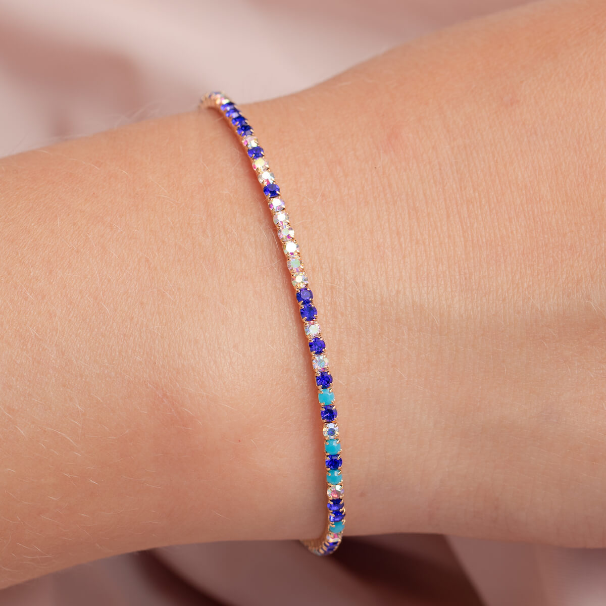 Small crystal hand chain with hearts