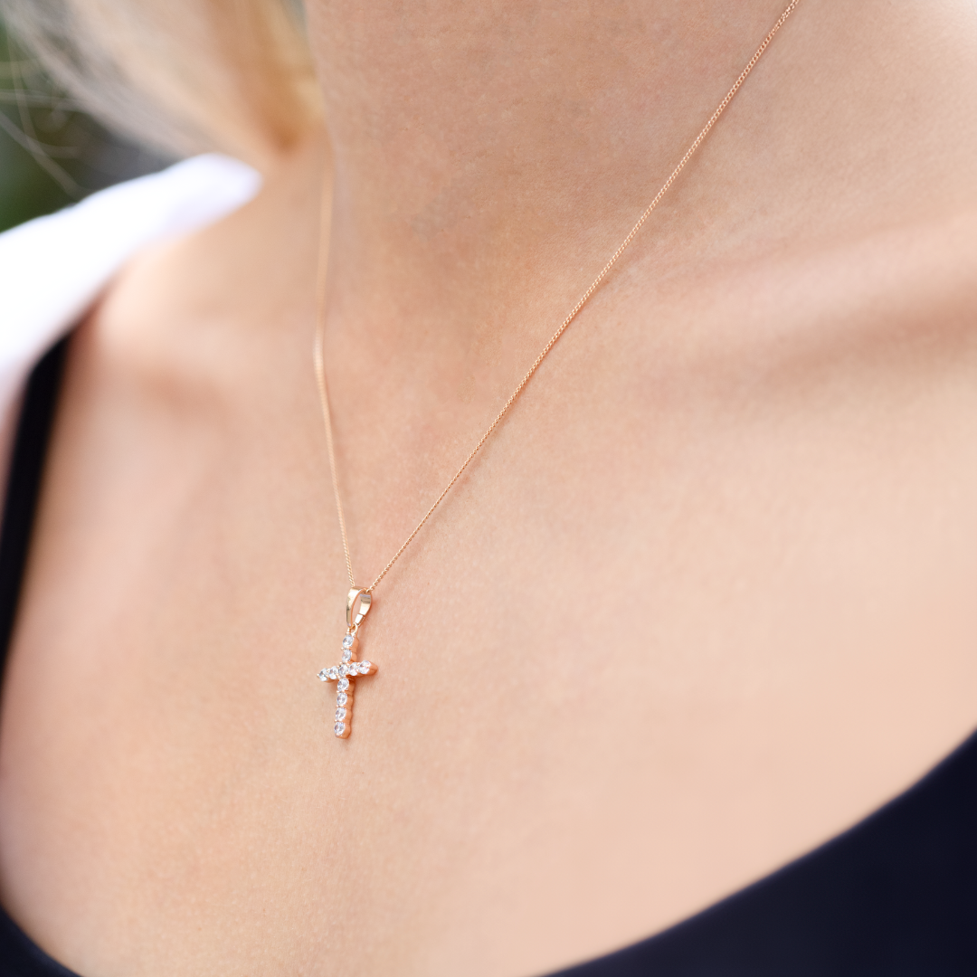 Rose Gold kakla ķēdīte ar kristālu krustiņu Astra uz ķermeņa