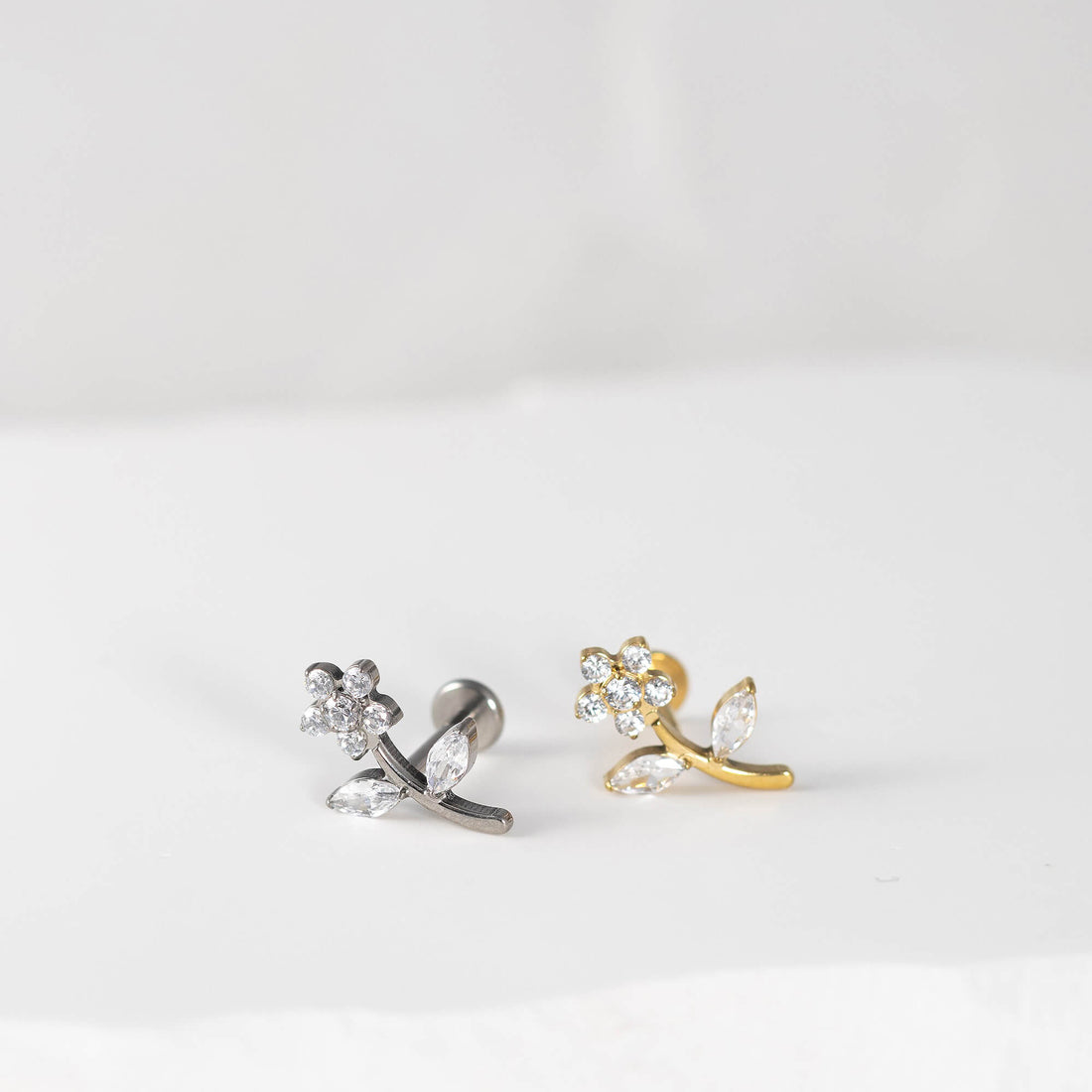 Pīrsinga auskars Zanda zelta apdarē