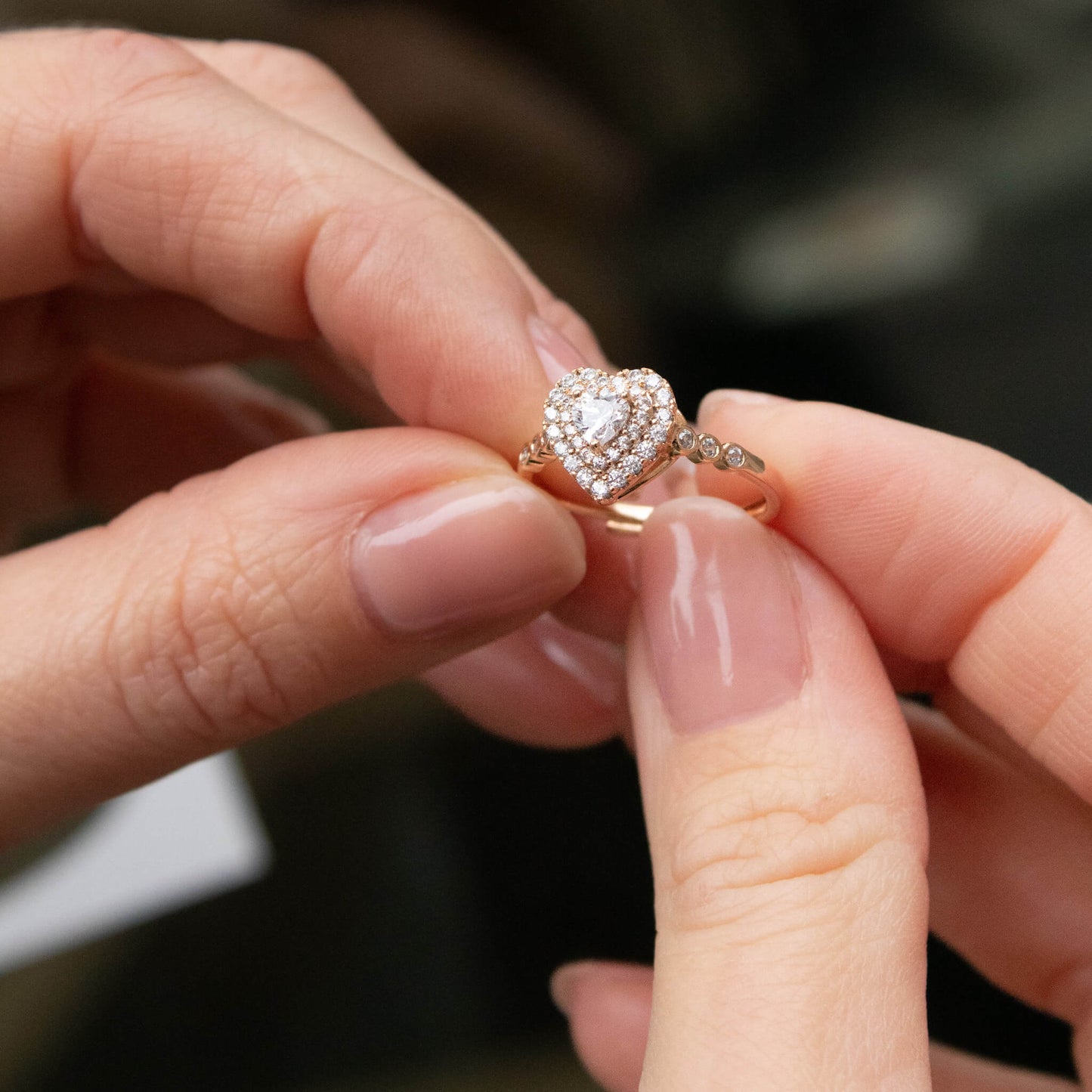 Rosegold gredzens ar sirdi no caurspīdīgiem kristāliem