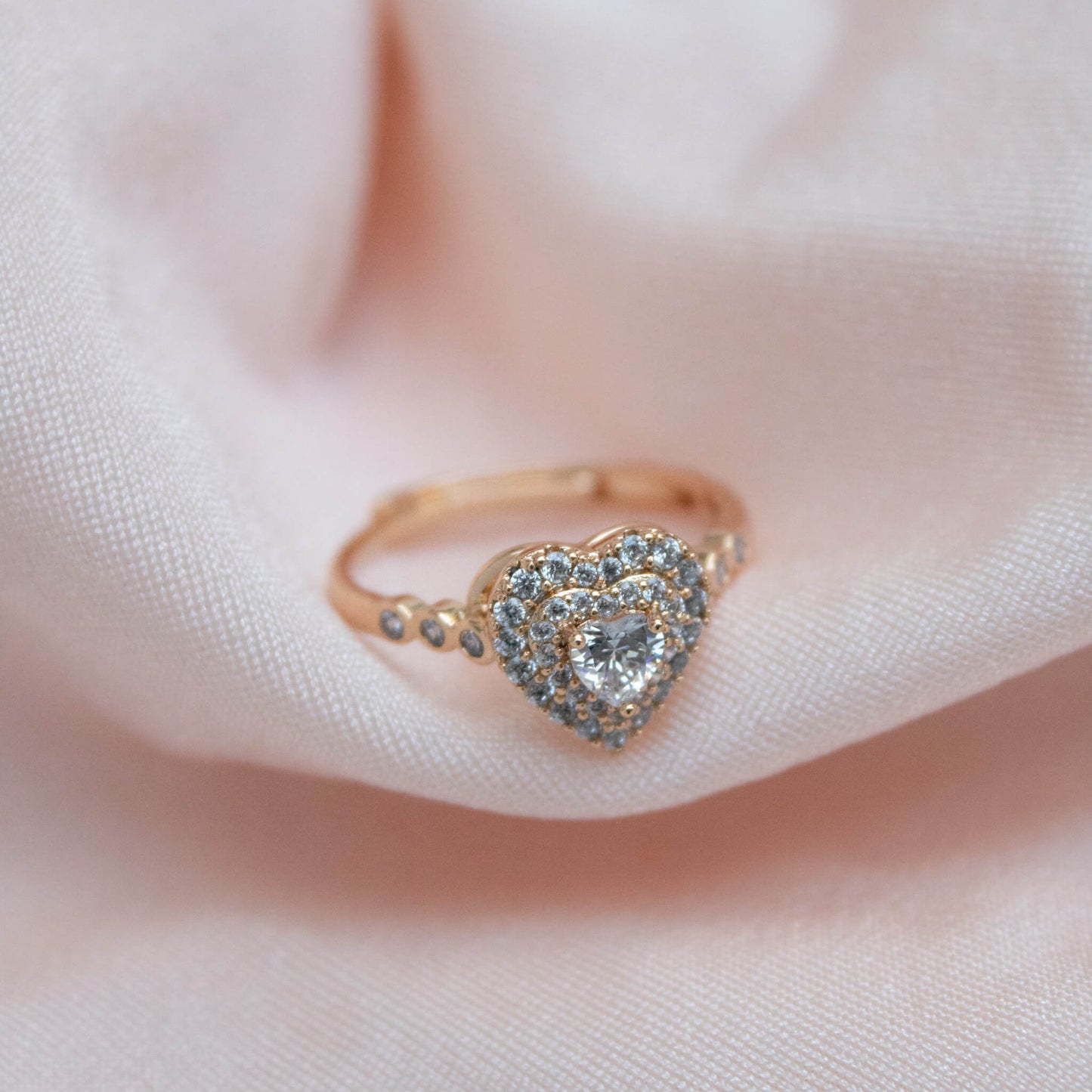 Rosegold gredzens ar sirdi no caurspīdīgiem kristāliem