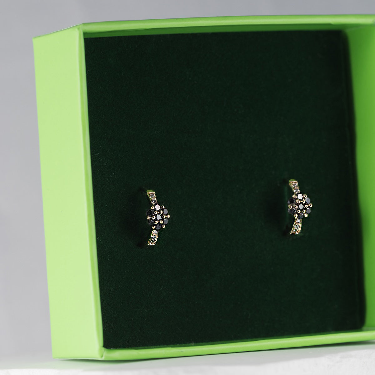 Ērti un viegli auskari ar antialerģisku pārklājumu, piemēroti ikdienai.