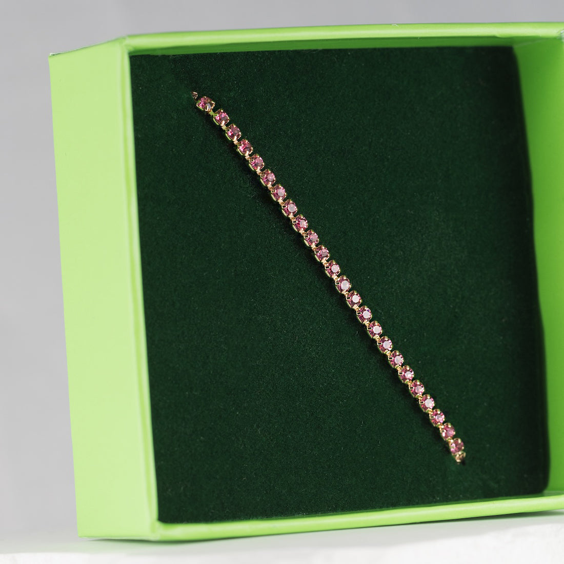 Stilīga un ērta rokassprādze, kas ir ūdensizturīga un piemērota ikdienai.