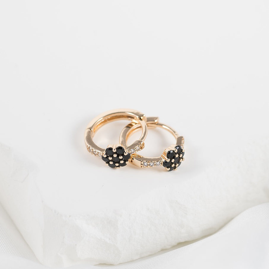 Ūdensizturīgi auskari, kas neizraisa alerģiju un der ilgstošai nēsāšanai.