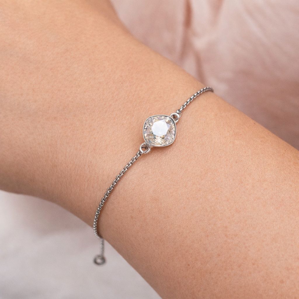 Savelkama rokassprādze ar rombveida crystal kristālu un regulējamu aizdari elegantā minimālisma stilā