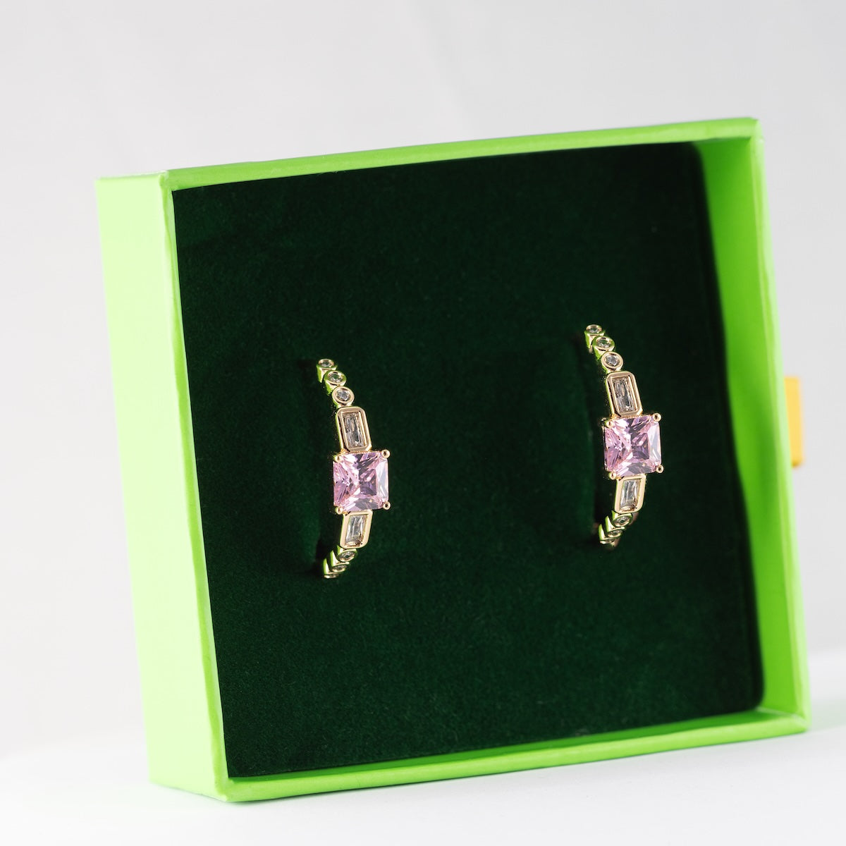 Antialerģiski auskari derēs arī jutīgām ausīm.