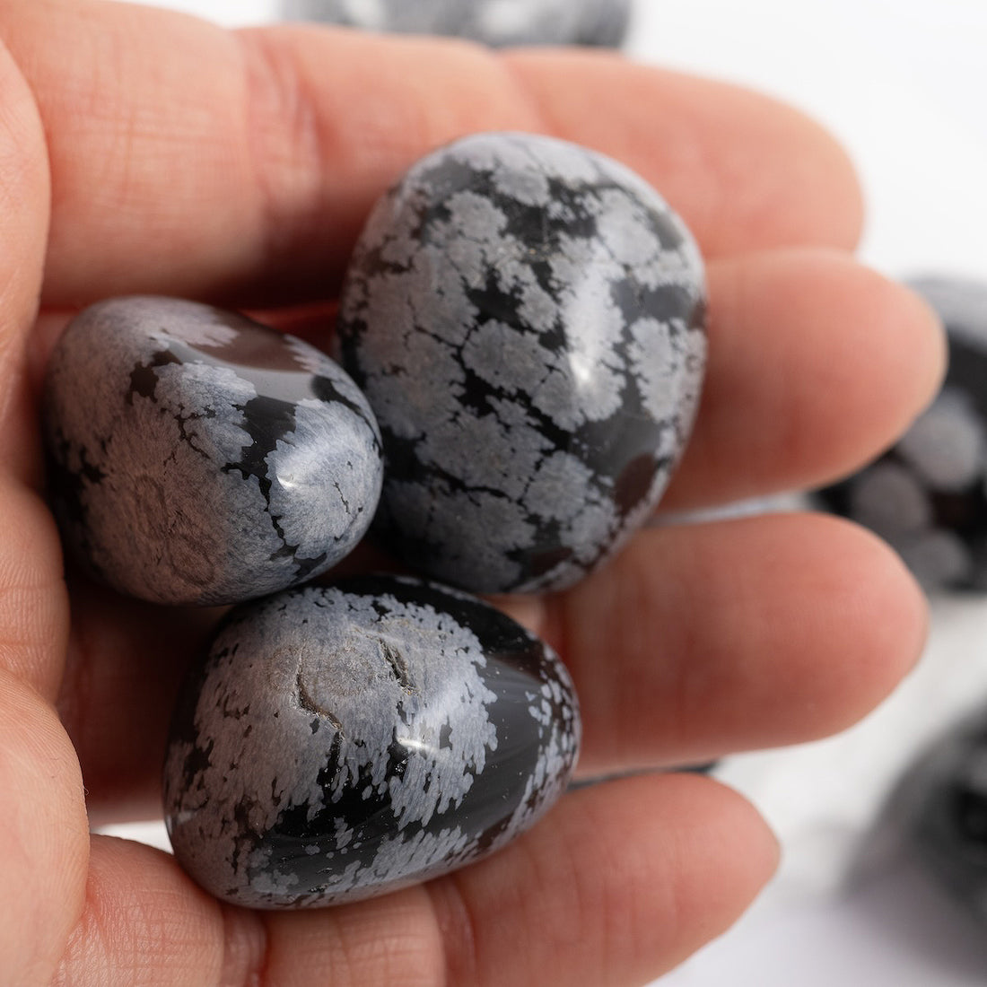 Akmens simboliski saistīts ar sirds enerģiju