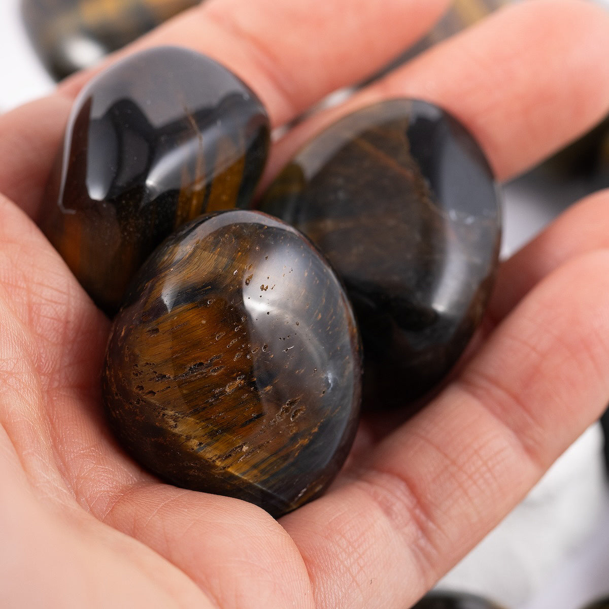 Akmens simboliski saistīts ar spēku, fokusu un mērķtiecību.