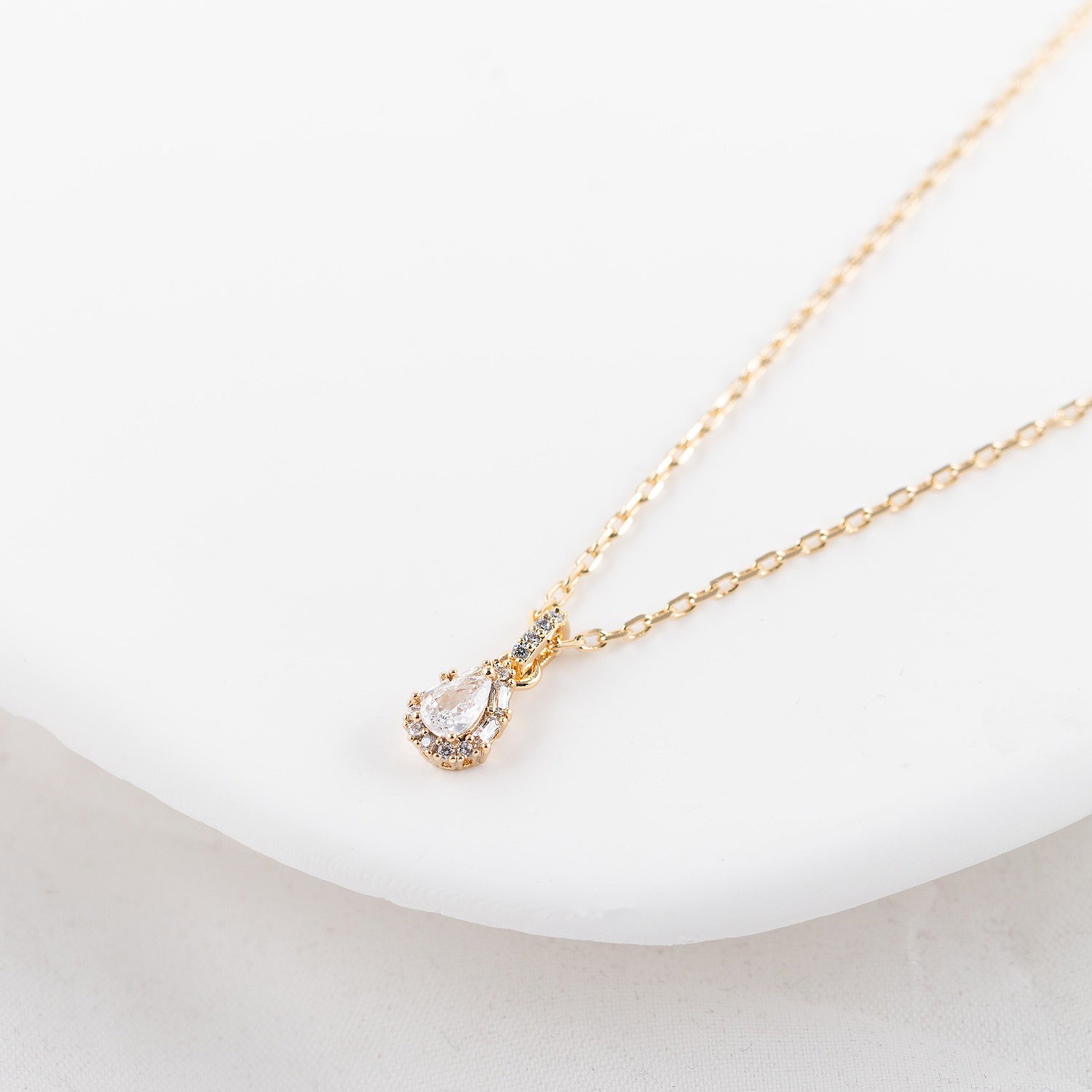 Kaklarota ar kristālu kulonu 'AIJA'