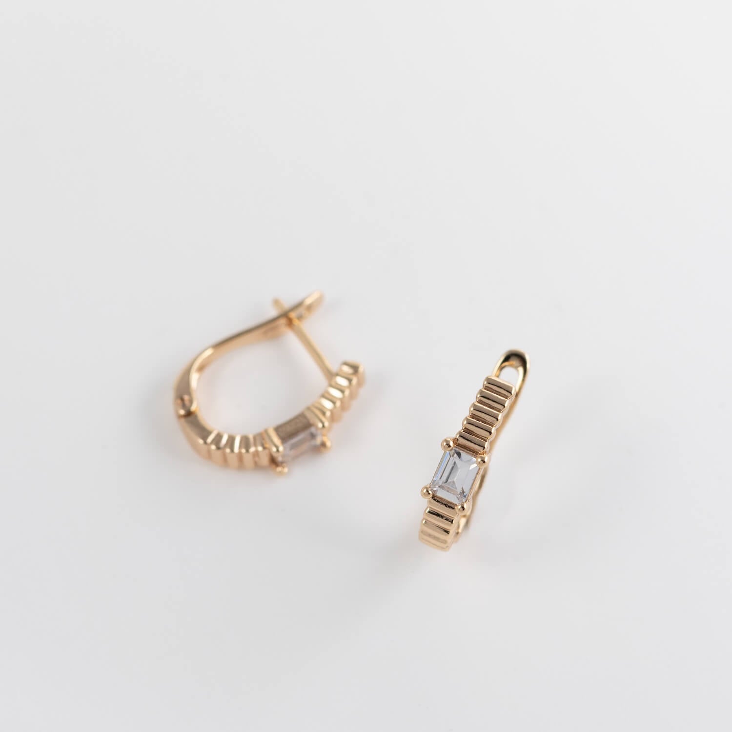 Antialerģiskie auskari ar angļu aizdari 'DITA'