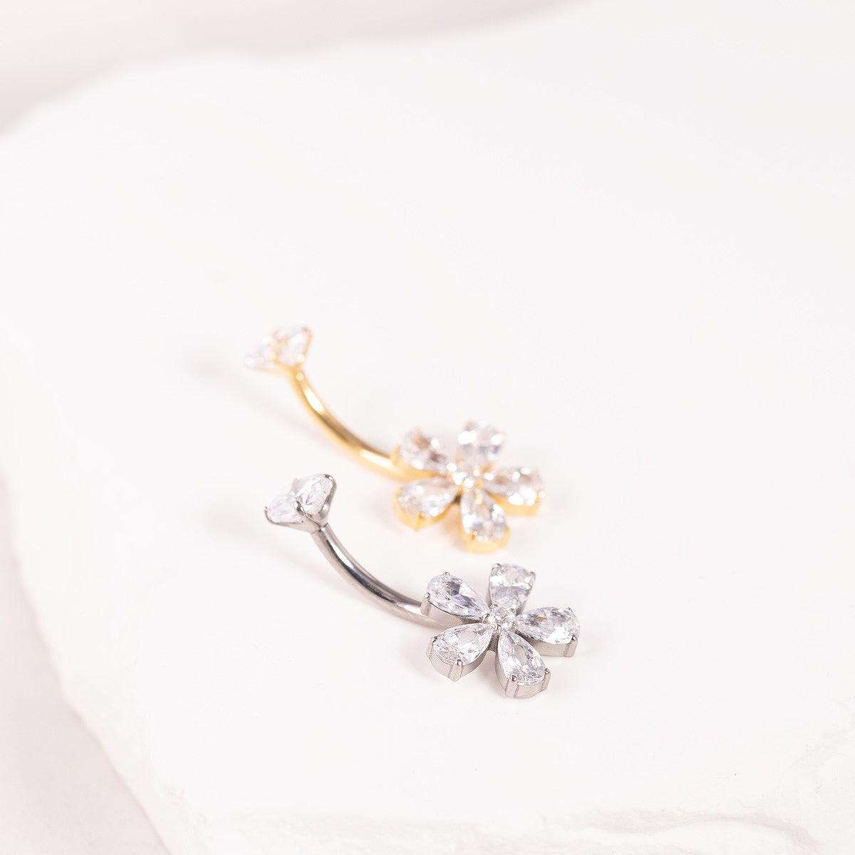 Antialerģisks vēdera pīrsings ar kristāliem un drošu skrūvējamu aizdari GINTA. 