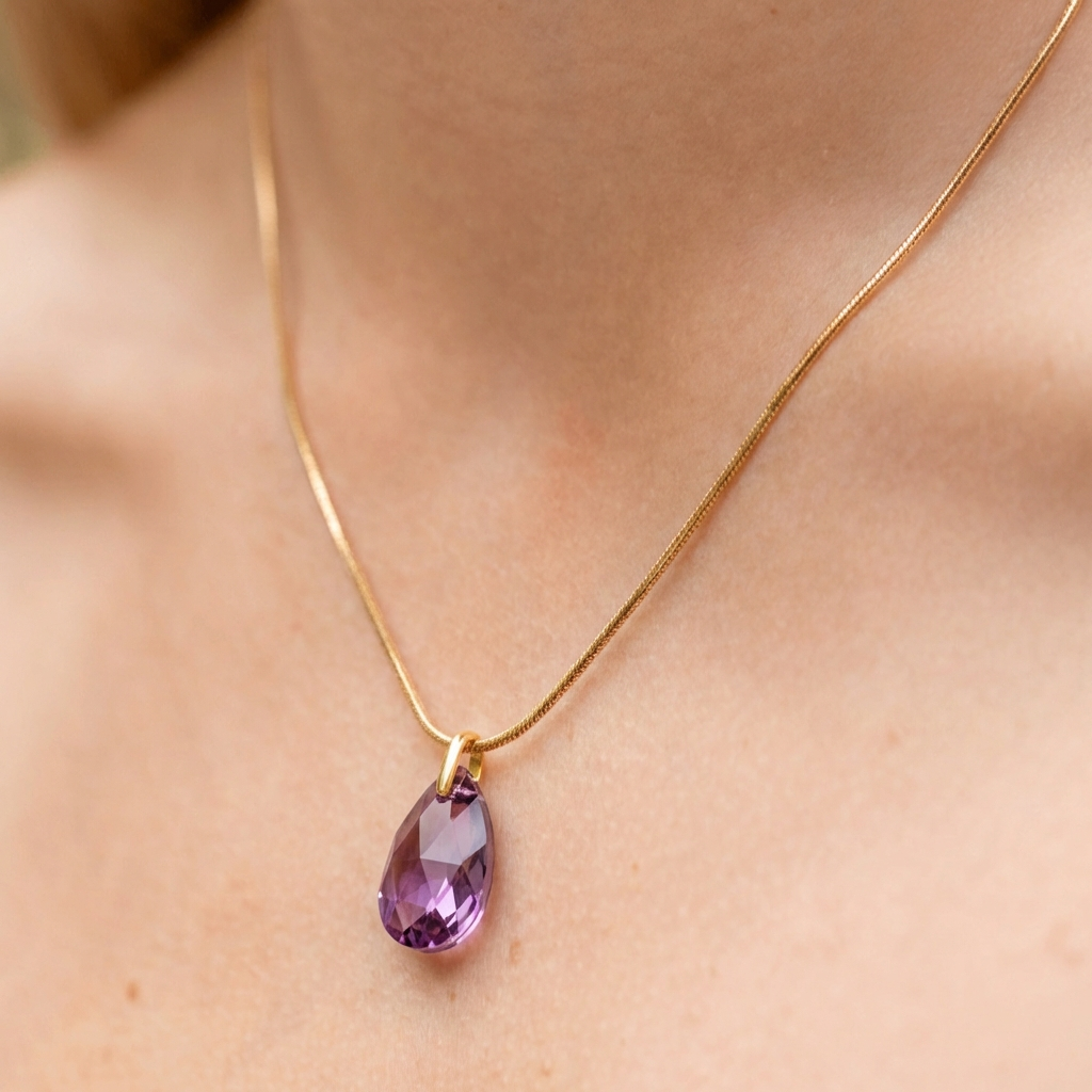 Antialerģiska apzeltīta kaklarota ar rozā kristālu lāsītes kulonu