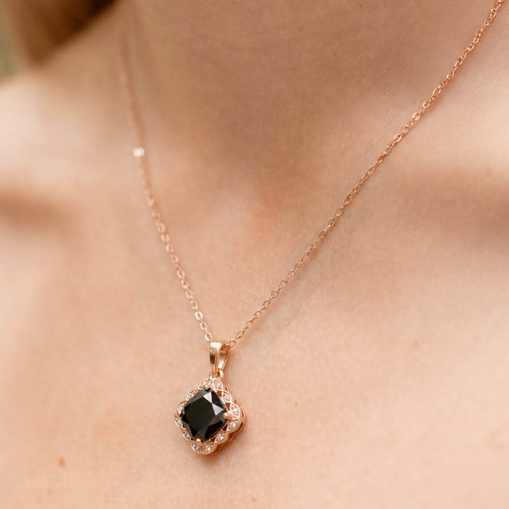 Antialerģiska kaklarota ar melnu kristālu kulonu 'MARGARETT'