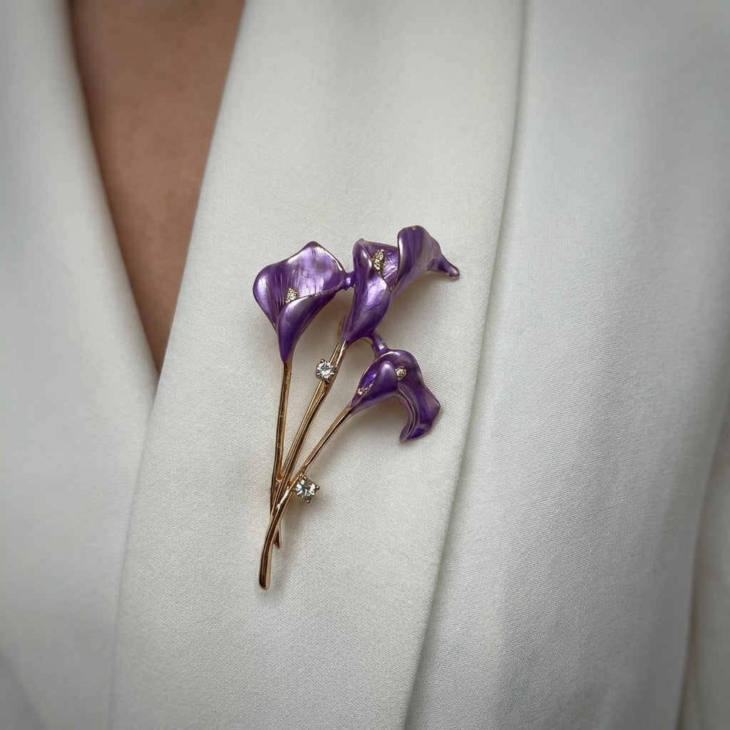 Broša ar kallas ziediem lillā