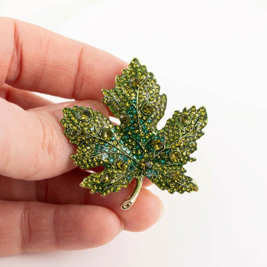 Smalkas piespraudes ar mirdzošu kristālu dekoru