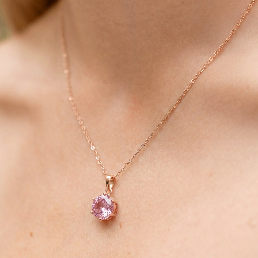 Grezna kristāla kaklarota CHARITY ar izteiksmīgu kristāla kulonu.