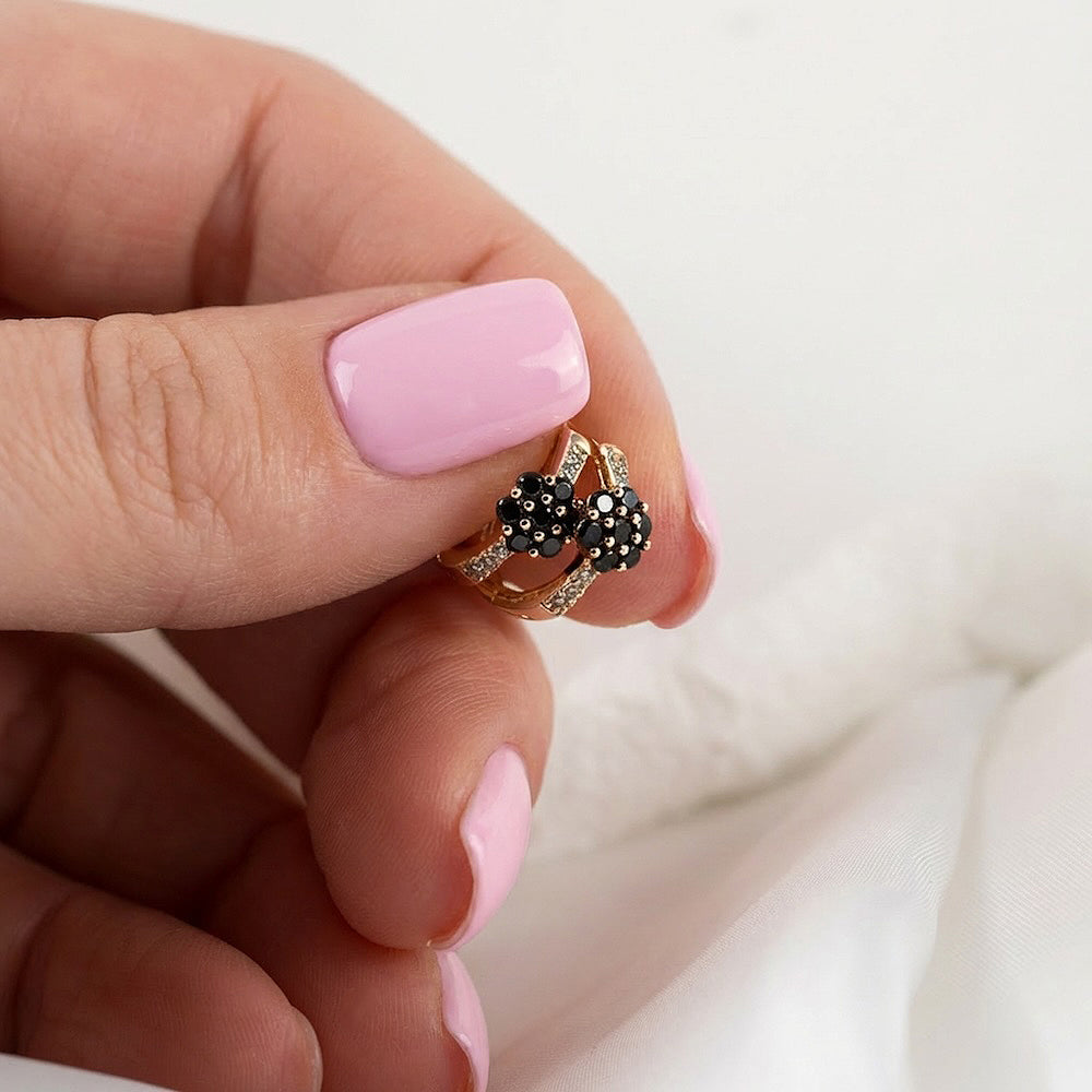 Stilīgi ikdienas auskari ar antialerģiskām īpašībām un izturību pret mitrumu.