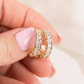 Rose gold krāsas auskari ar elegantu, spīdīgu apdari