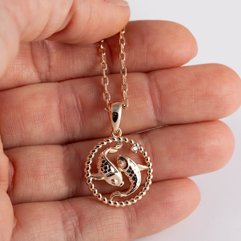 Horoskopa kaklarota ar zodiaka zīmi un kristāliņu
