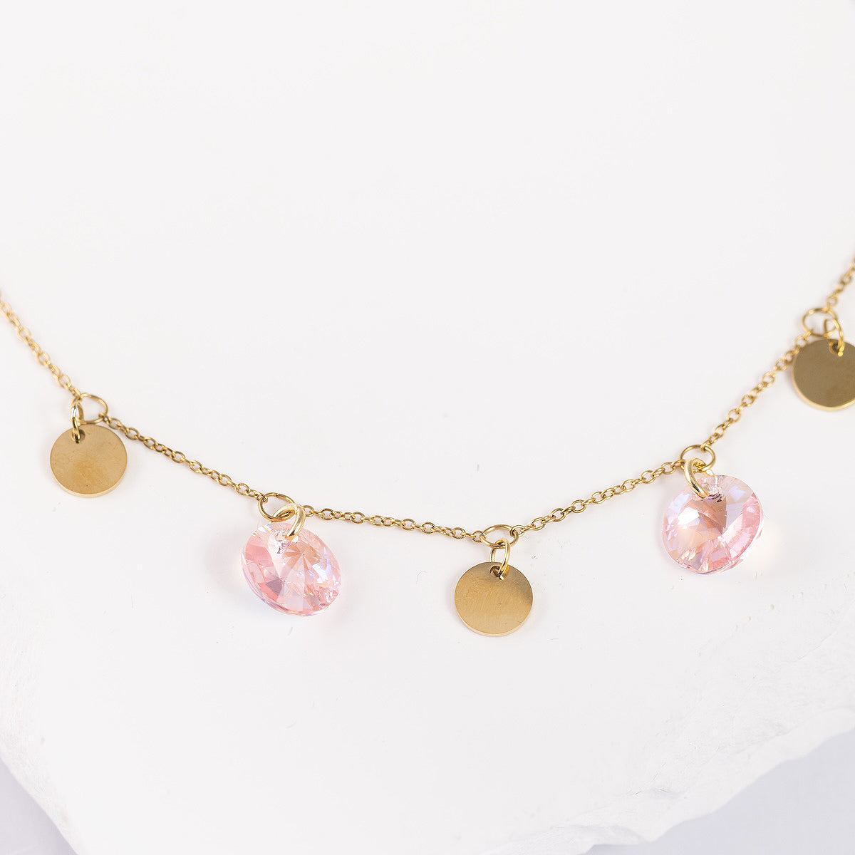 kaklarota ar rozā kristāla piekariņiem 