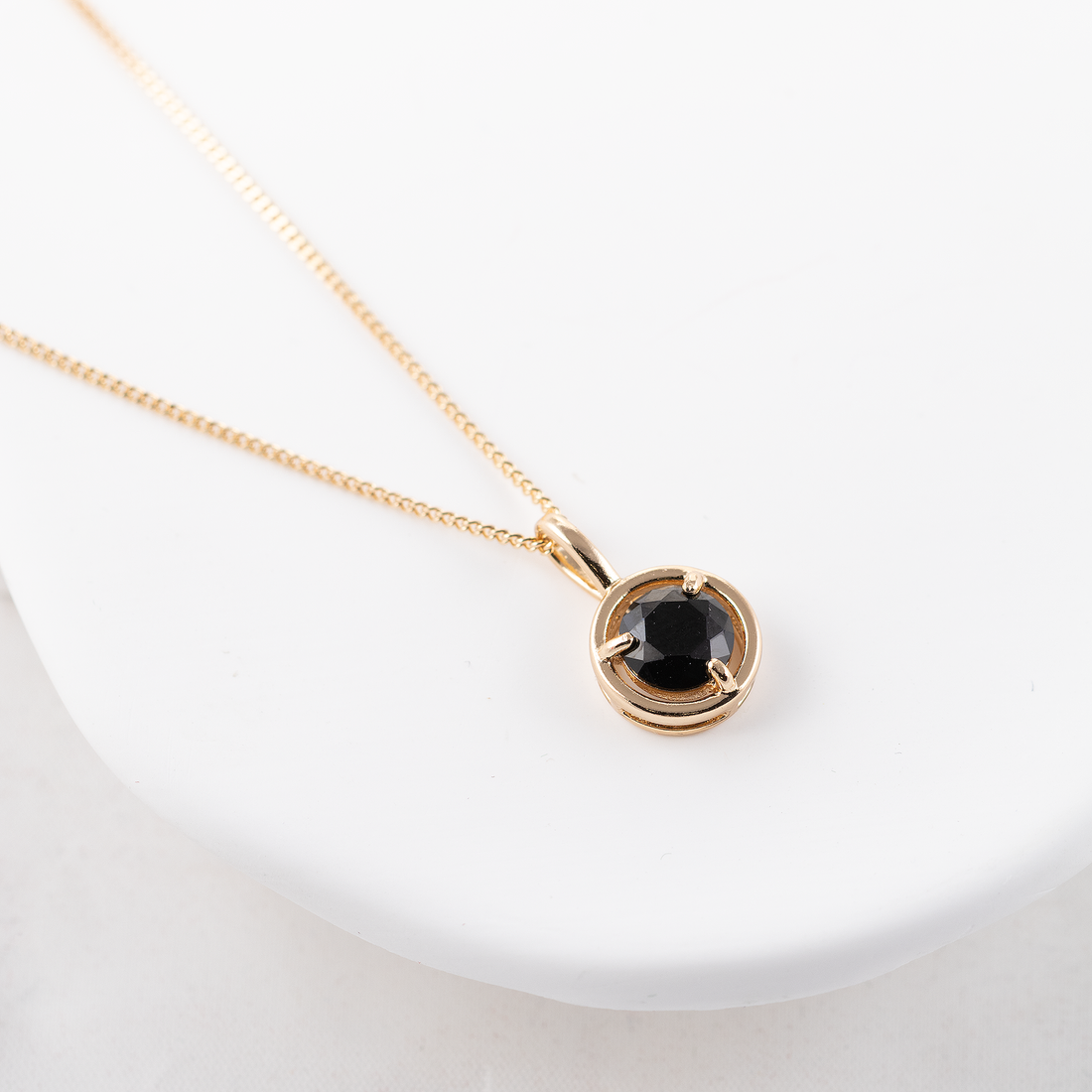 Antialerģiska kaklarota ar melnu kristālu kulonu 'PENELOPE'