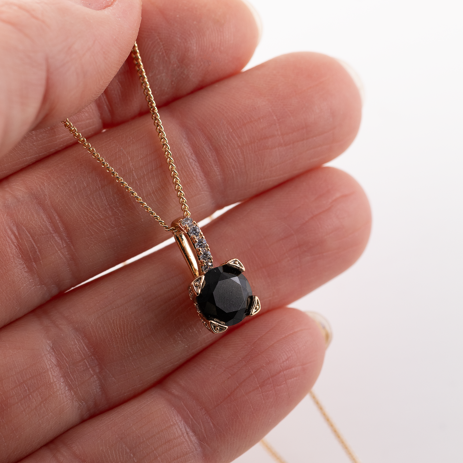 Antialerģiska kaklarota ar melnu kulonu 'RACHEL'