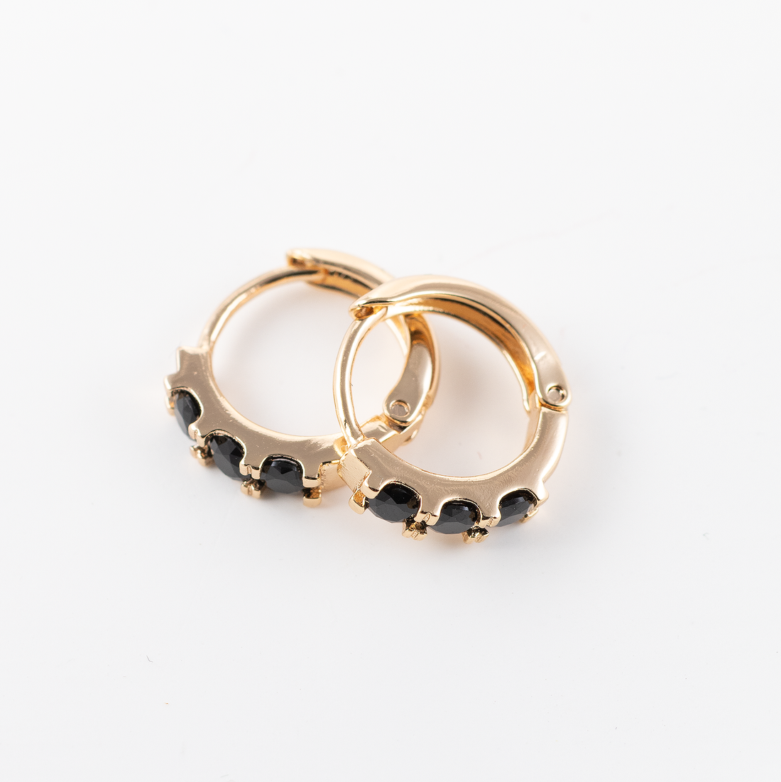 Antialerģiski riņķīšu auskari ar melniem kristāliem 'KEIRA'