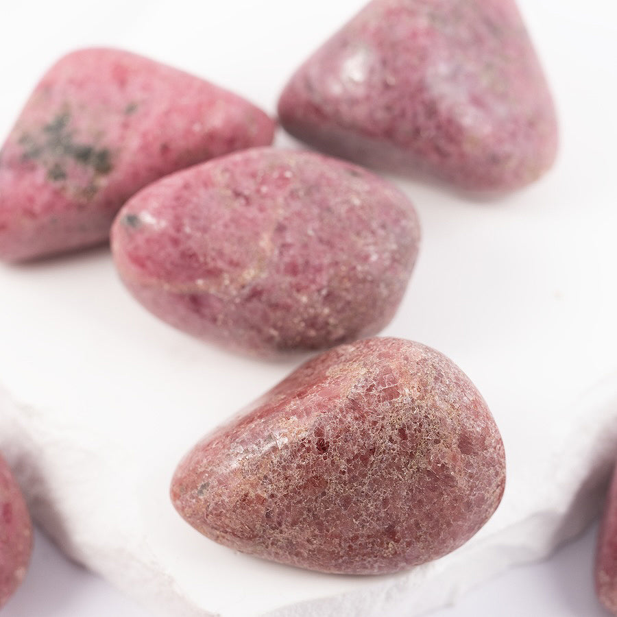 Akmens simboliski saistīts ar sirds enerģiju