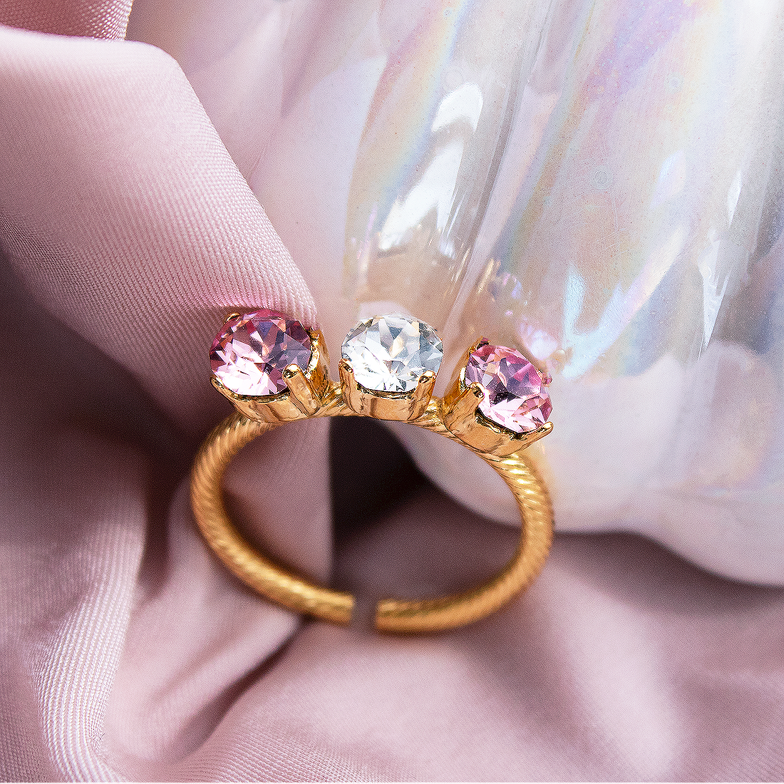 Apzeltīti pīts gredzens ar caurspīdīgu un violēti rozā kristāliem
