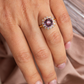 Grezns apzeltīts gredzens ar apaļu rozgani violetu kristālu
