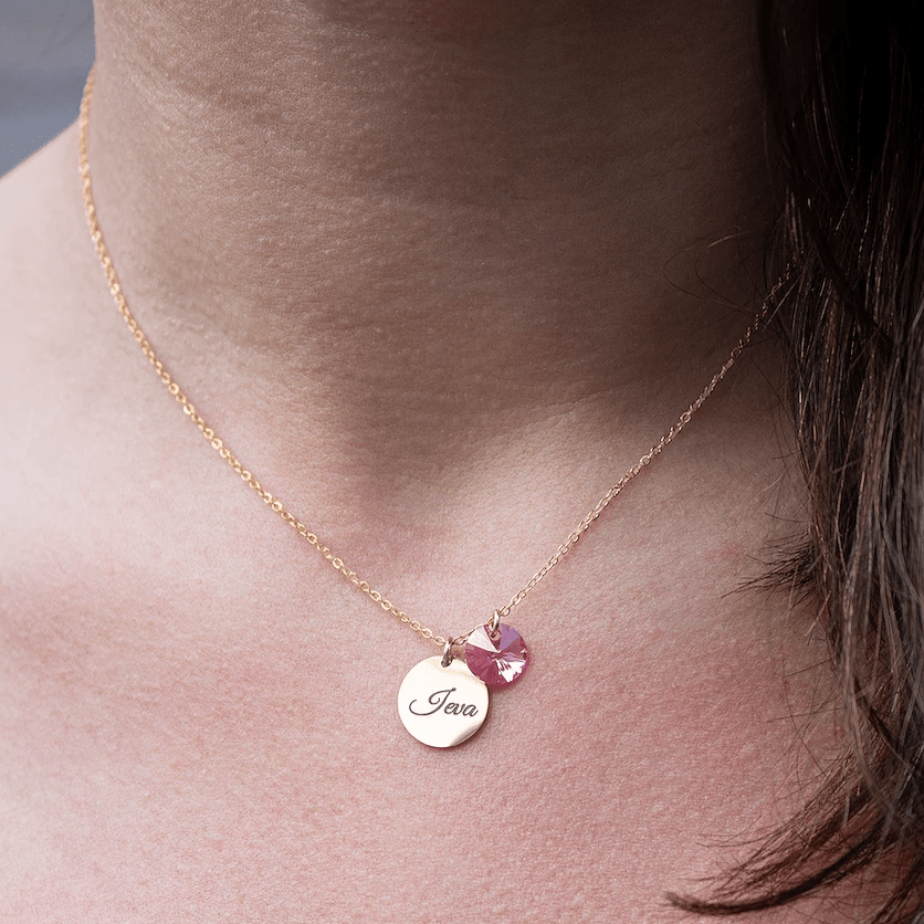 personalizēta kaklarota ar vārda gravējumu un kristālu